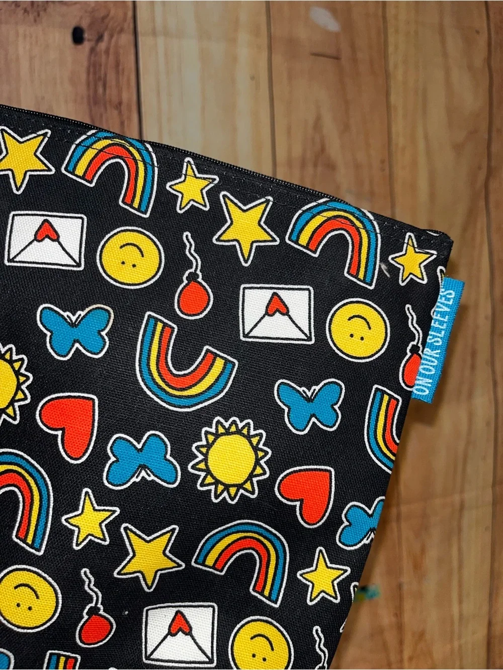 Thirty-One Zipper Pouch On Our Sleeves Happy Rainbows Stars Butterfly Hearts